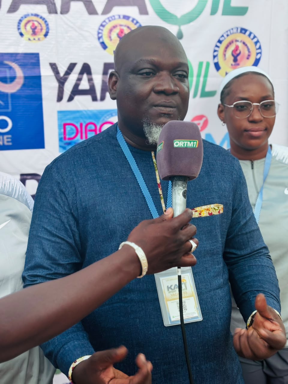 VACANCES OLYMPIQUES VOLLEYBALL Dans le cadre de la promotion du volleyball, le Président de Kati Sport Event, Monsieur Ichiaka Diakité, a offert au nom de l'association : - 2 jeux de maillots - 3 ballons - Une enveloppe symbolique de 250 000 F CFA