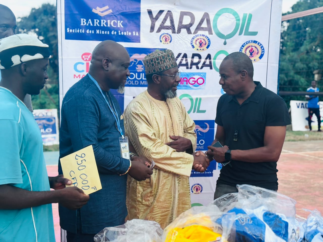 VACANCES OLYMPIQUES VOLLEYBALL Dans le cadre de la promotion du volleyball, le Président de Kati Sport Event, Monsieur Ichiaka Diakité, a offert au nom de l'association : - 2 jeux de maillots - 3 ballons - Une enveloppe symbolique de 250 000 F CFA
